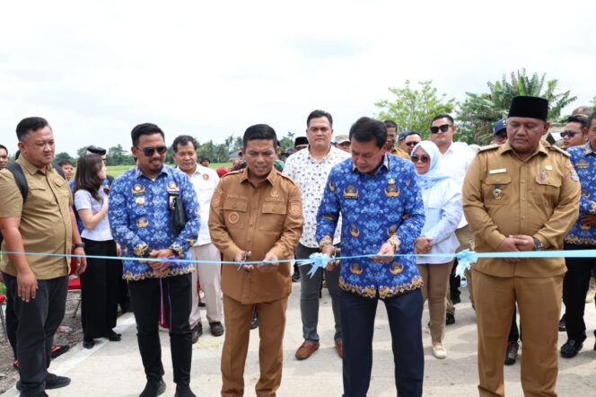 
Bupati Tangerang Dampingi Gubernur Banten Resmikan Jalan Desa Badak Anom
