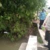 Siaga Hadapi Musim Hujan, Polsek Panongan Turun Langsung Pantau Debit Air Sungai Desa Peusar