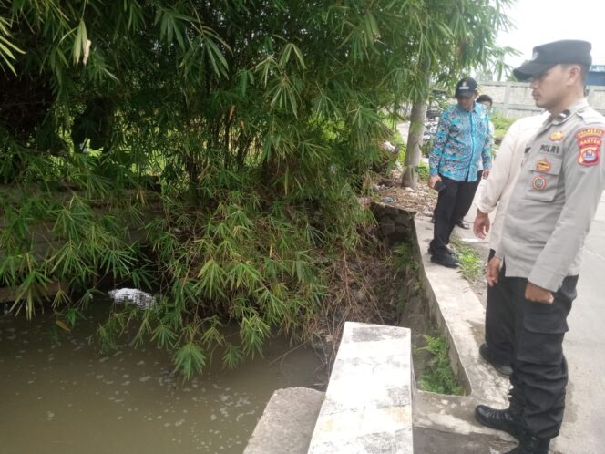 
Siaga Hadapi Musim Hujan, Polsek Panongan Turun Langsung Pantau Debit Air Sungai Desa Peusar