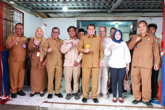 
Foto Ist: Bupati Tangerang, Moch. Maesyal Rasyid, bersama jajaran pejabat pemerintah daerah dan pengurus koperasi saat meresmikan operasional Koperasi Kelurahan Merah Putih (KKMP) di Kelurahan Dadap, Kecamatan Kosambi.