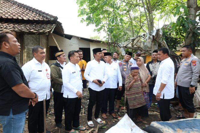 
Foto Ist: Bupati Tangerang Moch. Maesyal Rasyid meninjau langsung rumah warga yang roboh akibat cuaca ekstrem di Kampung Lembur Saung, Desa Pasir Ampo, Kecamatan Kresek, Jumat (30/1/2026). Bupati didampingi Kapolresta Tangerang serta jajaran OPD terkait berdialog dengan warga terdampak sekaligus memastikan penanganan cepat dan pembangunan kembali rumah yang rusak berat.