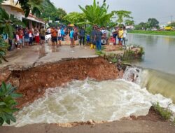 Tanggul Kalimalang Jebol, Ratusan Rumah Warga Telukjambe Barat Terendam Banjir