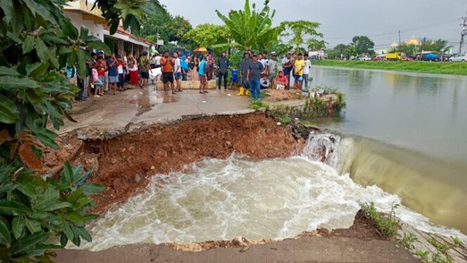 
Foto Ist: Warga menyaksikan jebolnya tanggul irigasi Tarum Barat (Kalimalang) di Desa Margakaya, Kecamatan Telukjambe Barat, Karawang, Jumat (16/1/2026).