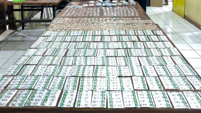 
Foto Ist: Ribuan butir obat keras daftar G jenis Tramadol dan Hexymer beserta uang tunai hasil penjualan diamankan Unit Reskrim Polsek Tangerang dalam pengungkapan kasus peredaran obat ilegal di wilayah Kabupaten Tangerang, Minggu (18/01/2026).