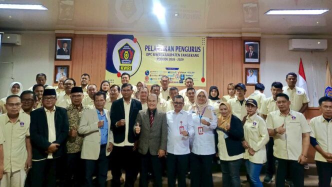 
Foto: Pengurus Dewan Pimpinan Cabang (DPC) Komite Wartawan Reformasi Indonesia (KWRI) Kabupaten Tangerang masa bakti 2026–2029 berfoto bersama usai prosesi pelantikan dan pengukuhan di Ruang Bola Sundul GUD, Puspemkab Tangerang, Tigaraksa, Rabu (21/1/2026).