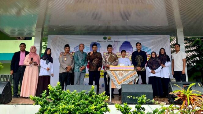
Foto Ist: Kepala MAN 1 Tangerang H. Kustiono, S.Pd., M.Pd bersama jajaran dewan guru, siswa-siswi, serta para tamu undangan berfoto bersama di atas panggung saat perayaan Milad ke-32 MAN 1 Tangerang yang mengusung tema “Mencetak Generasi Masa Depan”, bertempat di halaman sekolah, Rabu (21/1/2026).