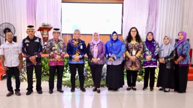 
Foto Ist: Kepala DPPPA Kabupaten Tangerang, Asep Suherman bersama perangkat daerah, unsur kecamatan, dan stakeholder terkait berfoto bersama usai pelaksanaan Survei Awal Desa Ramah Perempuan dan Peduli Anak (DRPPA) di Desa Cibetok dan Desa Gunung Kaler, Kecamatan Gunung Kaler.