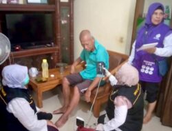 Terjang Banjir Demi Warga, Dinkes Kota Tangerang Gaspol Layanan Kesehatan Door to Door