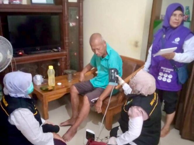 
Foto Ist: Petugas kesehatan dari Dinas Kesehatan Kota Tangerang melakukan pemeriksaan tekanan darah warga terdampak banjir secara door to door di permukiman, sebagai upaya deteksi dini penyakit pascabanjir dan memastikan layanan kesehatan menjangkau seluruh lapisan masyarakat.