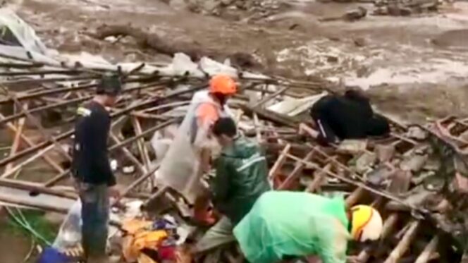 
Foto Ist: Warga melakukan proses pencarian dan evakuasi korban di tengah puing-puing rumah yang tertimbun material longsor di Kampung Babakan, Desa Pasirlangu, Kecamatan Cisarua, Kabupaten Bandung Barat, Sabtu (24/1/2026).