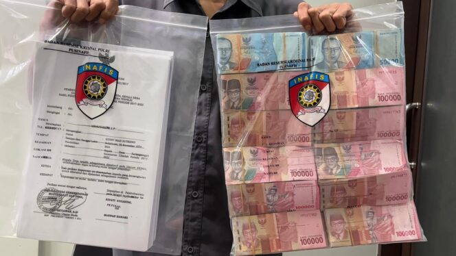 
Foto Ist: Petugas kepolisian menunjukkan barang bukti berupa uang tunai dan dokumen hasil penyidikan yang diamankan dalam pengungkapan kasus dugaan korupsi Dana Desa program Bantuan Langsung Tunai (BLT Desa) di Desa Karangtengah, Kecamatan Cibadak, Kabupaten Sukabumi.