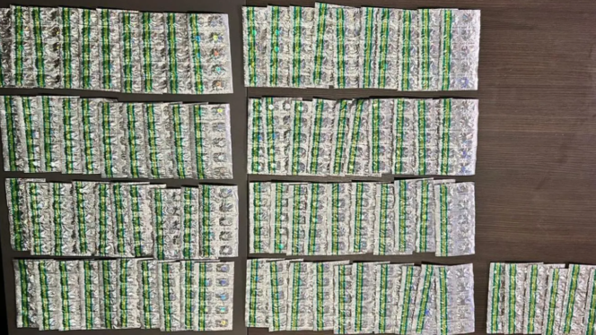 
Foto Ist: Barang bukti ribuan butir obat keras daftar G dan psikotropika yang diamankan Satresnarkoba Polres Tangerang Selatan dari dua tersangka berinisial Z dan R. Obat-obatan tersebut disita saat penggerebekan di sebuah toko handphone yang dijadikan kedok peredaran obat terlarang di wilayah Cipayung, Kecamatan Ciputat, Kota Tangerang Selatan.