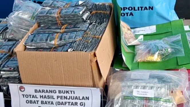 
Foto Ist: Barang bukti berupa ribuan butir obat keras daftar G, uang tunai hasil penjualan, serta sejumlah telepon genggam yang digunakan untuk transaksi ilegal.