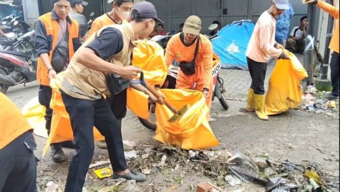 
Foto Ist: Petugas Dinas Lingkungan Hidup (DLH) Kota Tangerang bergerak cepat melakukan pembersihan sampah pascabanjir di kawasan Jalan Villa Mutiara Pluit, Kelurahan Periuk, Kecamatan Periuk, Kota Tangerang, Sabtu (24/01/2026).