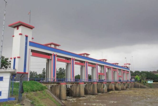 
Foto Ist: Kondisi terkini Pintu Air 10 Sungai Cisadane yang berada pada status Siaga 3 akibat kenaikan debit air, Jumat (23/1/2026).