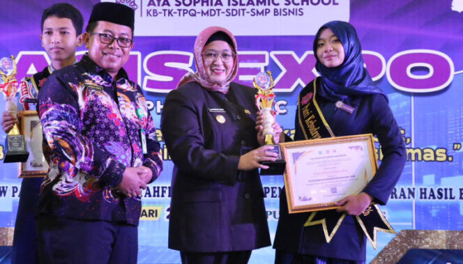 
Foto Ist: Wakil Bupati Tangerang, Intan Nurul Hikmah (tengah), memberikan piagam penghargaan kepada siswi berprestasi dalam acara pembukaan Aya Sophia Islamic School (ASIS) Expo 2026 di Mall Ciputra Citra Raya, Tangerang, Senin (26/01/2026).