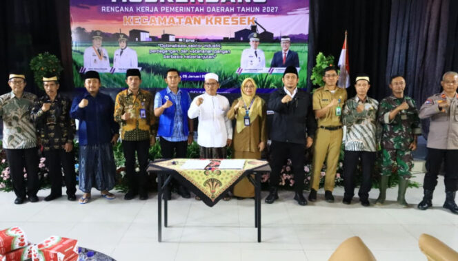 
Foto Ist: Jajaran Forkopimcam Kecamatan Kresek bersama anggota DPRD, perwakilan Bappeda Kabupaten Tangerang, tokoh masyarakat, serta pemangku kepentingan berfoto bersama usai pelaksanaan Musyawarah Perencanaan Pembangunan (Musrenbang) RKPD Tahun 2027 di Aula Kantor Kecamatan Kresek, Kamis (26/1/2026).
