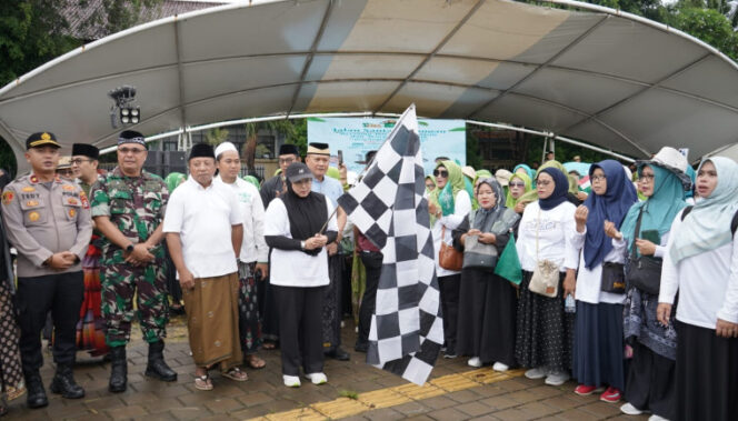 
Foto Ist: Wakil Bupati Tangerang Intan Nurul Hikmah melepas peserta jalan santai sarungan dengan mengibarkan bendera start pada peringatan Hari Lahir (Harlah) ke-103 Nahdlatul Ulama (NU) di Alun-alun Kecamatan Balaraja, Kabupaten Tangerang, Sabtu (31/01/2026).