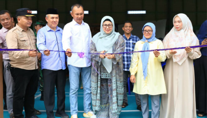 
Foto Ist: Wakil Bupati Tangerang, Intan Nurul Hikmah bersama unsur Forkopimda, DPRD, dan perangkat daerah melakukan pengguntingan pita sebagai tanda peresmian Gedung Serbaguna (GSG) Warga RW 10 Perum Graha Pesona, Kelurahan Mekarbakti, Kecamatan Panongan, Sabtu (17/01/2026).