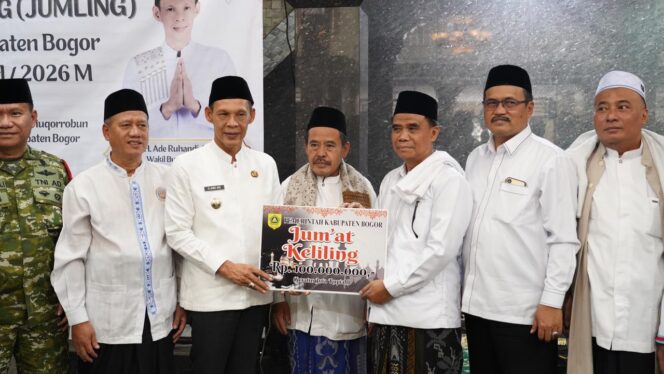 
Foto Ist: Wakil Bupati Bogor Jaro Ade menyerahkan secara simbolis menyerahkan bantuan sebesar Rp100 juta untuk renovasi masjid besar Kecamatan Cileungsi saat kegiatan Jumat Keliling (Jumling) di Masjid Al Manshurunal Muqorrobun, Cileungsi, Jumat (30/1/2026).
