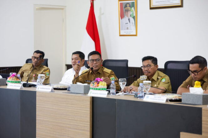 
Foto Ist: Gubernur Banten Andra Soni memimpin Rapat Koordinasi Penanganan Banjir bersama kepala daerah dan jajaran perangkat terkait di Kantor Gubernur Banten, Kota Tangerang Selatan, Senin (26/1/2026).
