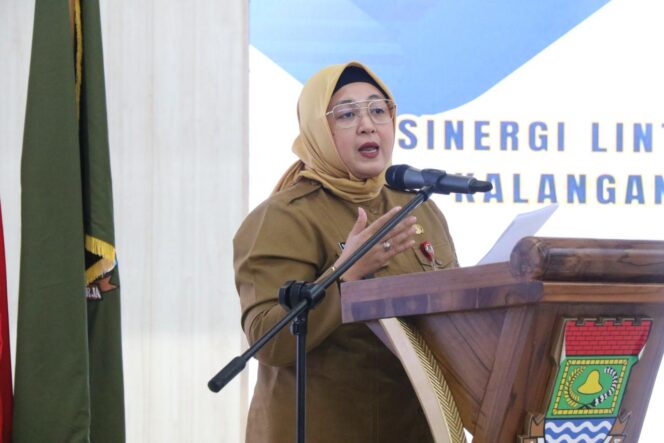 
Foto Ist: Wakil Bupati Tangerang Intan Nurul Hikmah memberikan sambutan sekaligus membuka kegiatan Sinergi Lintas Sektor Pencegahan Radikalisme bagi peserta didik SMA/SMK se-Kabupaten Tangerang.