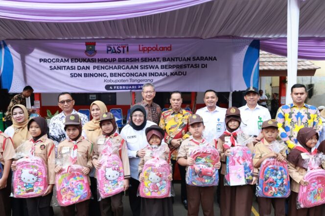 
Foto Ist: Wakil Bupati Tangerang, Intan Nurul Hikmah, bersama jajaran Pemerintah Kabupaten Tangerang dan perwakilan Lippoland berfoto bersama siswa-siswi SD Negeri Binong 1 dan 2 usai penyerahan bantuan CSR Lippoland berupa sarana prasarana sekolah serta penghargaan bagi siswa berprestasi, di halaman SDN Binong, Kabupaten Tangerang, Rabu (4/2/2026).