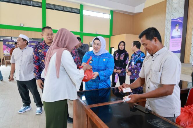 
Foto Ist: Wakil Bupati Tangerang, Intan Nurul Hikmah, menyerahkan secara simbolis paket sembako Gerakan Pangan Murah (GPM) kepada warga saat monitoring di GSG Kecamatan Sukamulya, sebagai upaya membantu masyarakat memenuhi kebutuhan pokok menjelang Ramadan 1447 H.