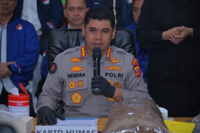 
Foto Ist: Kabid Humas Polda Jawa Barat Kombes Pol Hendra Rochmawan saat memberikan keterangan pers terkait pengungkapan kasus kejahatan dan barang bukti yang diamankan dalam operasi kepolisian, di Mapolda Jabar.