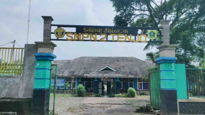 
Foto Ist: Gerbang SMPN 2 Tenjo, Kecamatan Tenjo, Kabupaten Bogor. Di balik tampilan depan sekolah, kondisi bangunan di dalam justru rusak dan tak terurus.