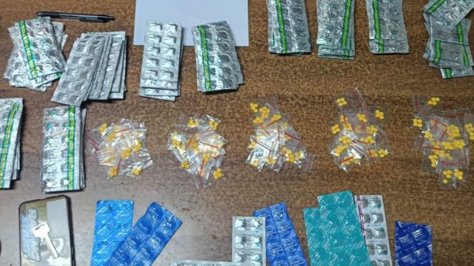 
Foto Ist: Barang bukti ribuan butir obat keras golongan daftar G yang berhasil diamankan Satuan Samapta Polres Metro Bekasi Kota dari seorang tersangka di wilayah Bekasi Selatan, Minggu malam (1/2/2026).