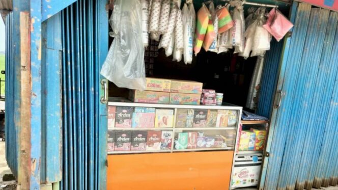 
Foto Ist: Sebuah kios warung di Desa Mulyajaya, Kecamatan Telukjambe Barat, Kabupaten Karawang, tampak beroperasi layaknya warung kelontong biasa. Namun di balik etalase sederhana dan pintu besi yang setengah terbuka ini, kios tersebut diduga menjadi lokasi peredaran obat keras golongan G secara ilegal tanpa resep dokter, yang disebut-sebut mudah diakses kalangan remaja.