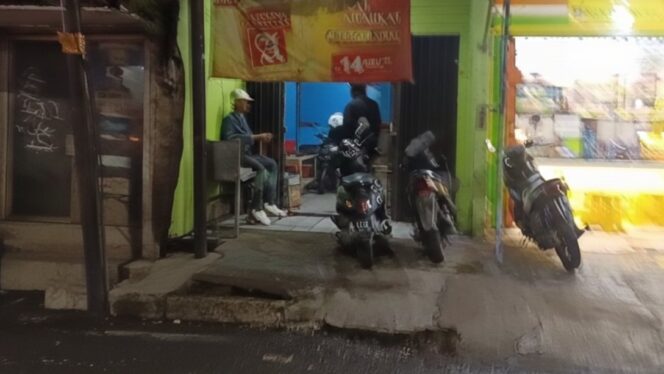 
Foto Ist: Suasana sebuah toko di Jalan Swatantra, Jatirasa, Kecamatan Jatiasih, Kota Bekasi, yang diduga berkedok usaha elektronik namun disinyalir menjadi lokasi peredaran obat keras golongan G.