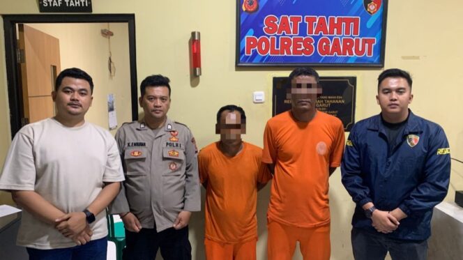 
Foto Ist: Satreskrim Polres Garut berfoto bersama dua tersangka dugaan pencurian kendaraan roda empat (R4) jenis pick up di ruang Sat Tahti Polres Garut, Minggu (15/2/2026).