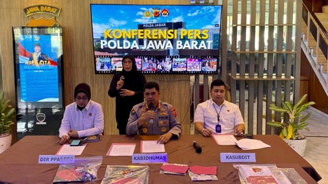 
Foto Ist: lKabid Humas Polda Jawa Barat Kombes Pol Hendra Rochmawan (tengah) didampingi jajaran saat konferensi pers terkait penanganan dugaan kasus Tindak Pidana Perdagangan Orang (TPPO) yang menimpa 13 perempuan asal Jawa Barat, di Mapolda Jabar, Selasa (17/2/2026).