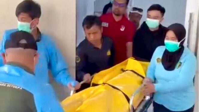 
Foto Ist: Petugas forensik dan kepolisian mengevakuasi jenazah bocah NS (12) usai dilakukan autopsi di Rumah Sakit Bhayangkara TK II Setukpa Lemdiklat Polri Sukabumi, guna mengungkap penyebab pasti kematian korban yang diduga akibat kekerasan.