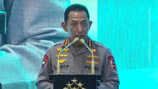 
Foto Ist: Kapolri Jenderal Polisi Listyo Sigit Prabowo menyampaikan pernyataan resmi terkait komitmen pemberantasan narkoba di internal Polri, sekaligus menegaskan perintah pelaksanaan tes urine massal bagi seluruh anggota Polri.