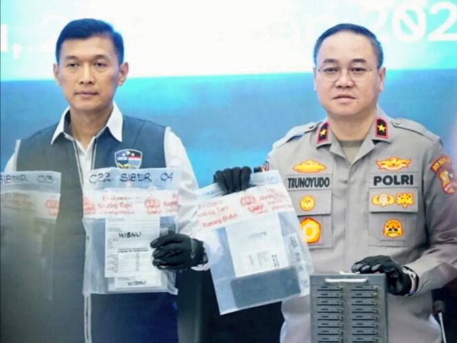
Foto Ist: Direktur Tindak Pidana Siber Bareskrim Polri Brigjen Pol. Himawan Bayu Aji (kiri) bersama Karo Penmas Divisi Humas Polri Brigjen Pol. Trunoyudo Wisnu Andiko (kanan) menunjukkan barang bukti berupa dokumen dan perangkat SIM box saat konferensi pers pengungkapan kasus phishing bermodus e-tilang palsu di Mabes Polri.