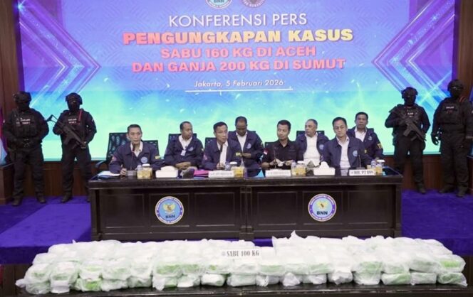 
Foto Ist: Jajaran Badan Narkotika Nasional (BNN) RI menggelar konferensi pers pengungkapan kasus peredaran narkotika dengan barang bukti 160 kilogram sabu di Aceh dan 200 kilogram ganja di Sumatera Utara, di Kantor BNN, Jakarta, Kamis (5/2/2026).