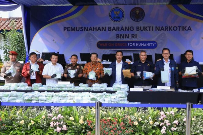 
Foto Ist: Sejumlah pejabat dan aparat penegak hukum menunjukkan barang bukti narkotika saat kegiatan pemusnahan barang bukti narkotika oleh BNN RI, yang digelar sebagai bagian dari komitmen pemberantasan peredaran gelap narkoba di Indonesia.