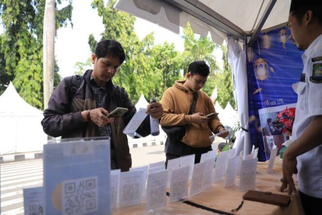 
Foto Ist: Para pencari kerja memindai barcode lowongan perusahaan melalui aplikasi Tangerang LIVE saat pelaksanaan Jobfair Edisi HUT ke-33 Kota Tangerang yang digelar di GOR Nambo Jaya, Kecamatan Karawaci.