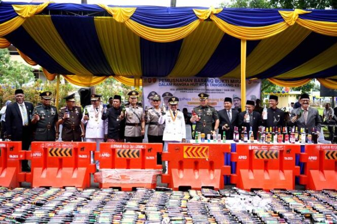 
Foto Ist: Wali Kota Tangerang Sachrudin bersama Wakil Wali Kota Maryono dan unsur Forkopimda menunjukkan barang bukti sebelum prosesi pemusnahan 1.128 botol minuman keras hasil operasi penegakan Perda Nomor 7 Tahun 2005, dalam rangka HUT ke-33 Kota Tangerang, Sabtu (28/02/2026).