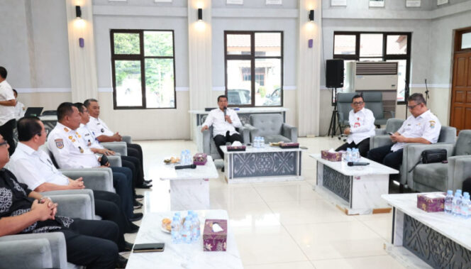 
Foto Ist: Bupati Tangerang memimpin rapat koordinasi perbaikan Jalan Raya Pakuhaji–Sepatan bersama jajaran OPD terkait di Aula Pendopo Bupati Tangerang, Rabu (4/1/2026), membahas percepatan perbaikan darurat sambil menunggu proses lelang pembangunan permanen tahun 2026.