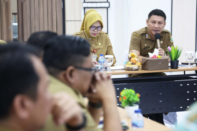 
Foto Ist: Sekretaris Daerah Provinsi Banten, Deden Apriandhi, memimpin Rapat Koordinasi Pemberantasan Korupsi Provinsi Banten Tahun 2026 yang digelar di Aula Inspektorat Provinsi Banten, KP3B Curug, Kota Serang, Senin (2/2/2026).
