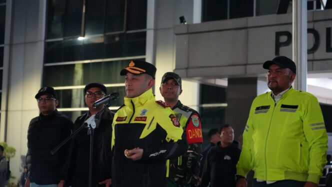 
Foto Ist: Kapolres Bogor AKBP Wikha Ardilestanto didampingi unsur Forkopimda Kabupaten Bogor saat memberikan arahan sebelum pelaksanaan patroli skala besar dalam rangka menjaga kondusivitas wilayah selama bulan suci Ramadan, Minggu dini hari (1/3/2026). Patroli gabungan melibatkan TNI, Polri, dan Satpol PP.