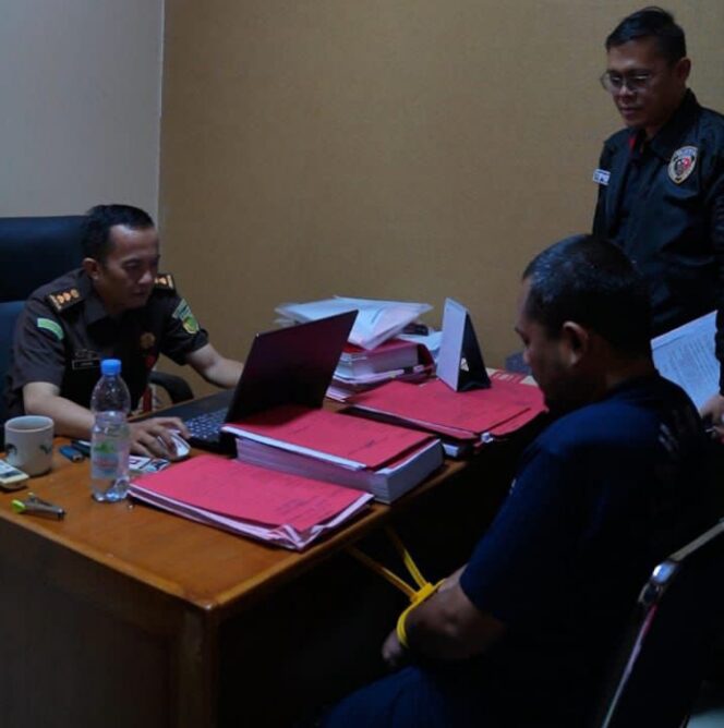 
Foto Ist: Petugas Kejaksaan Negeri Kabupaten Bandung saat menerima penyerahan tersangka dan barang bukti dari penyidik Satreskrim Polresta Bandung dalam proses Tahap II perkara dugaan penyalahgunaan BBM subsidi.