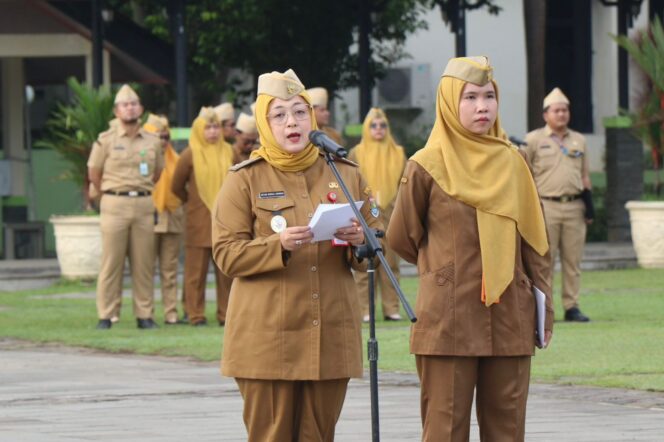 
Foto Ist: Wakil Bupati Tangerang, Intan Nurul Hikmah, memimpin apel pagi dan menyampaikan amanat kepada jajaran ASN di Lapangan Raden Aria Yudhanegara, Kabupaten Tangerang, Senin (6/4/2026).