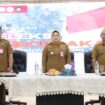 Foto Ist: Wakil Bupati Tangerang, Intan Nurul Hikmah (tengah), didampingi Kepala Badan Kesbangpol Kabupaten Tangerang, Agus Suryana (kiri), dan Kepala Dinas Kesehatan Kabupaten Tangerang, dr. Hendra Tarmizi, saat menghadiri pembukaan Seleksi Paskibraka Tingkat Kabupaten Tangerang Tahun 2026 di GSG Puspemkab Tangerang, Senin (6/4/2026).