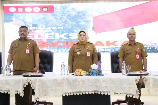 
Foto Ist: Wakil Bupati Tangerang, Intan Nurul Hikmah (tengah), didampingi Kepala Badan Kesbangpol Kabupaten Tangerang, Agus Suryana (kiri), dan Kepala Dinas Kesehatan Kabupaten Tangerang, dr. Hendra Tarmizi, saat menghadiri pembukaan Seleksi Paskibraka Tingkat Kabupaten Tangerang Tahun 2026 di GSG Puspemkab Tangerang, Senin (6/4/2026).