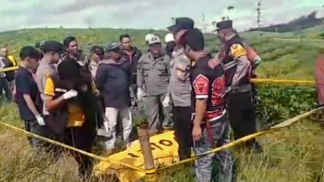 
Geger! Mayat Pria Bersimbah Darah Ditemukan di Kebun Teh, Ada Senjata Api Rakitan di Lokasi